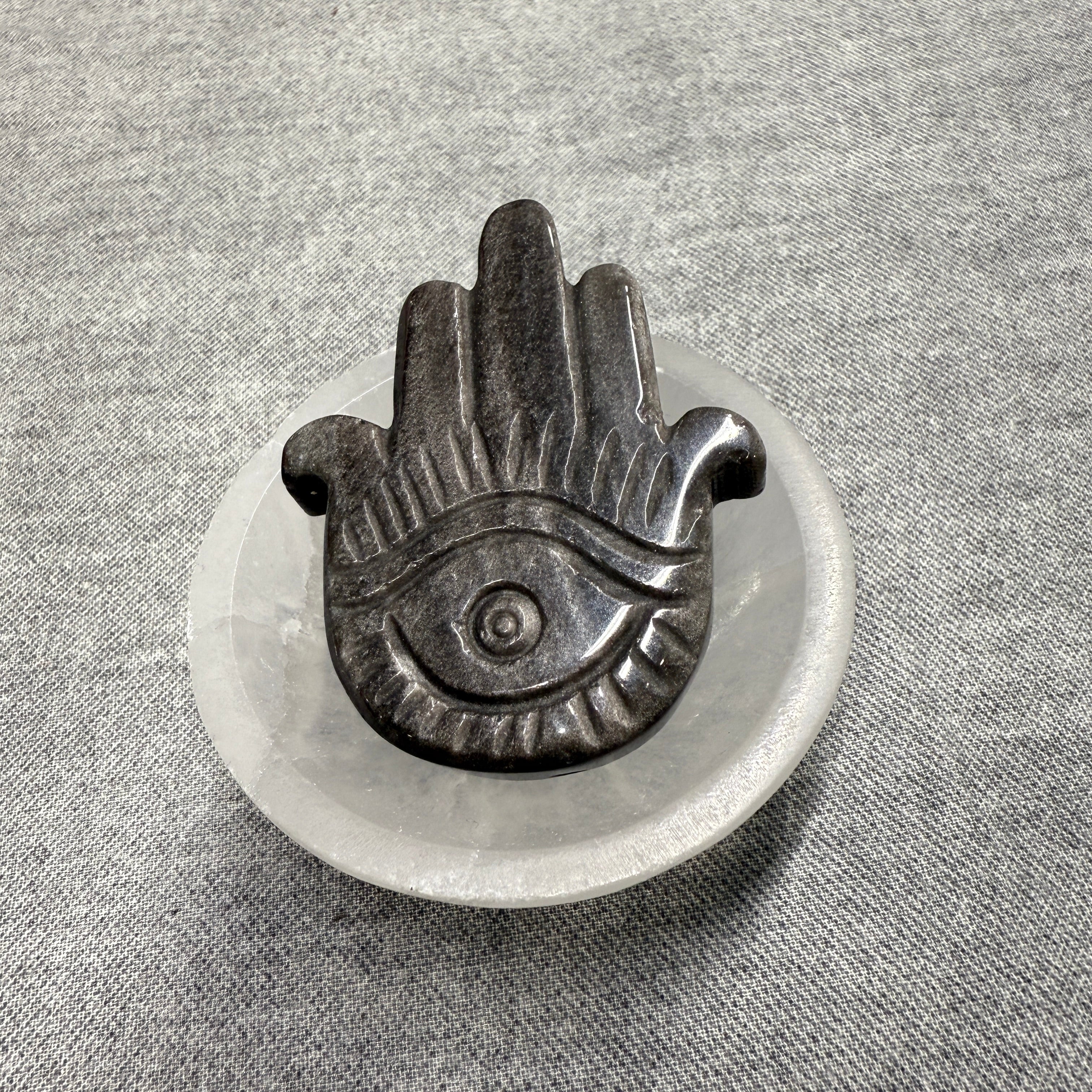 Handgeschnitzter Hamsa aus silberfarbenem Obsidian