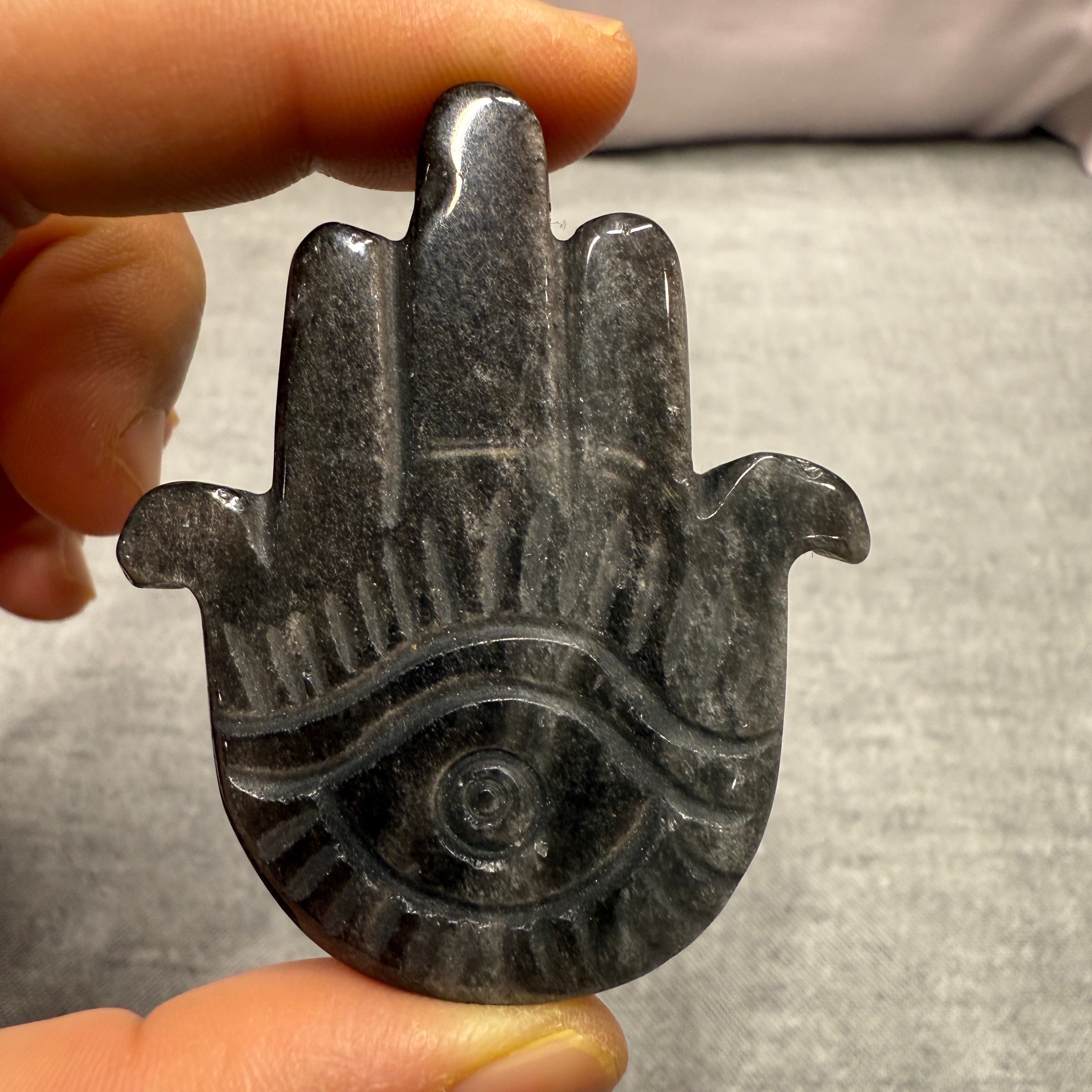 Handgeschnitzter Hamsa aus silberfarbenem Obsidian