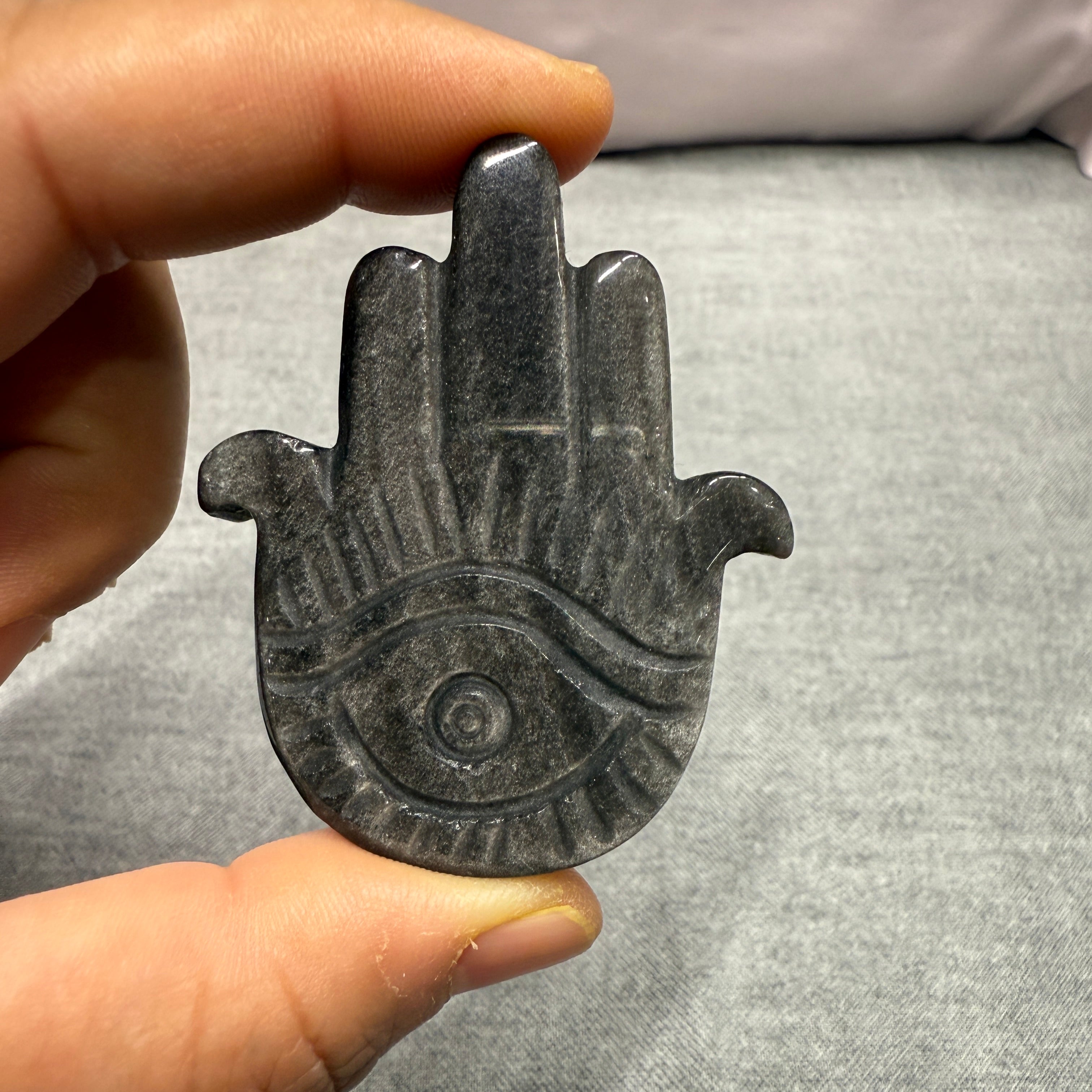 Handgeschnitzter Hamsa aus silberfarbenem Obsidian