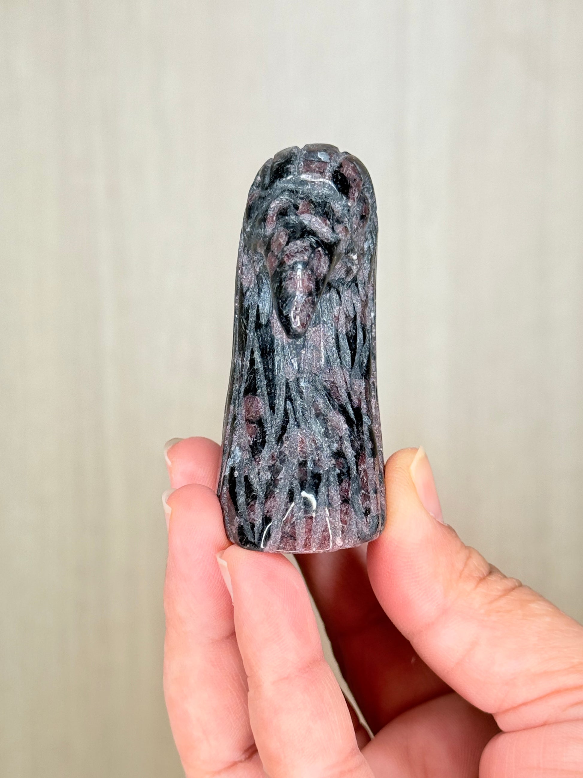 Garnet Eagle Head Carving – Crystal for Strength, Courage & Vital Energy - Auralis Crystals