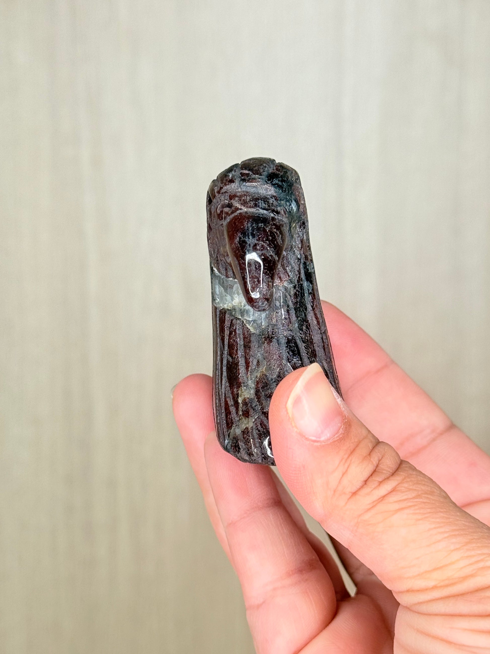 Garnet Eagle Head Carving – Crystal for Strength, Courage & Vital Energy - Auralis Crystals